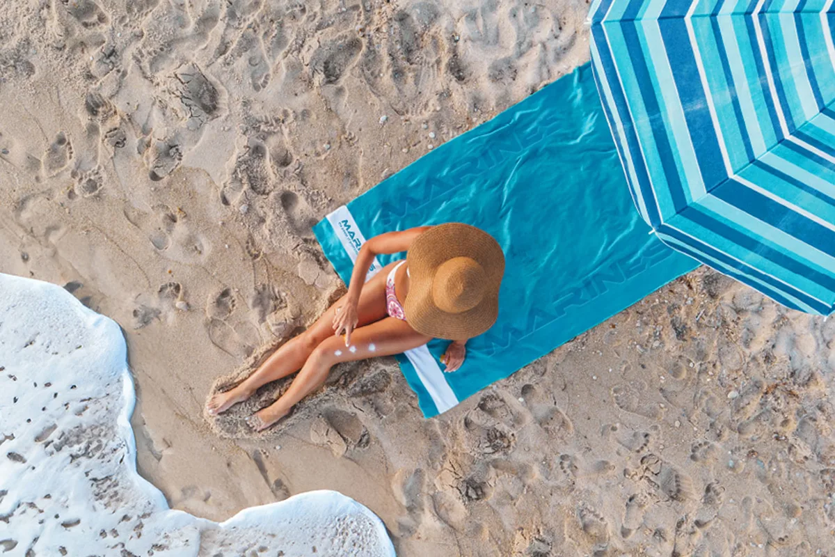 promotivni ručnik za plažu s logom na plaži